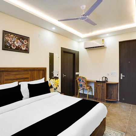 Super Townhouse The Royal Casa Hotel กาเซียบัด ภายนอก รูปภาพ