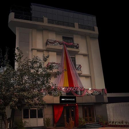 Super Townhouse The Royal Casa Hotel กาเซียบัด ภายนอก รูปภาพ