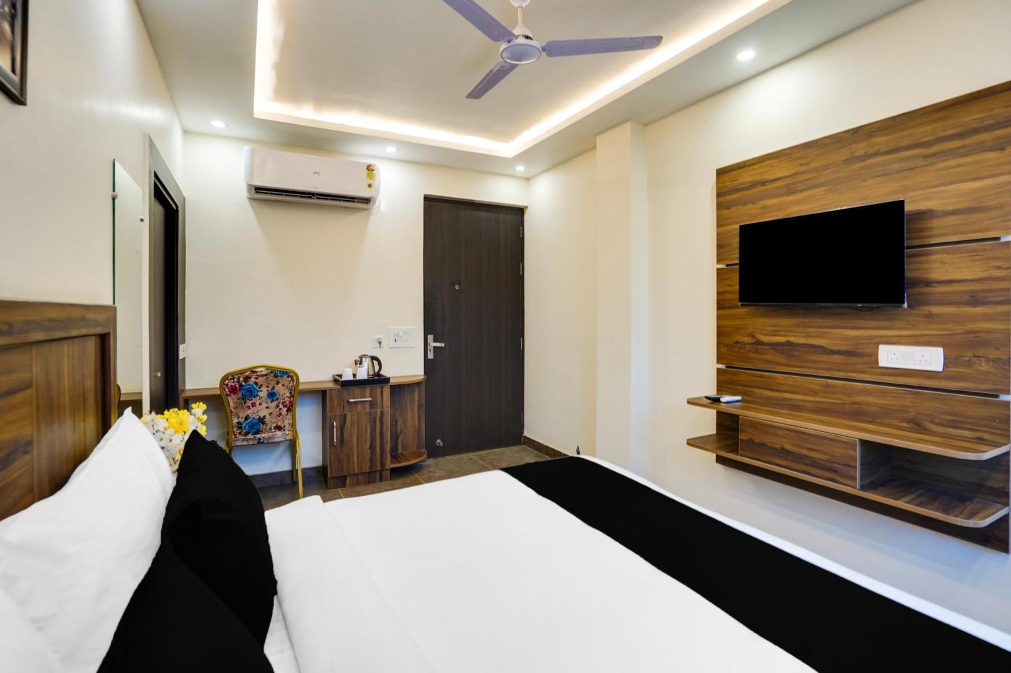 Super Townhouse The Royal Casa Hotel กาเซียบัด ภายนอก รูปภาพ