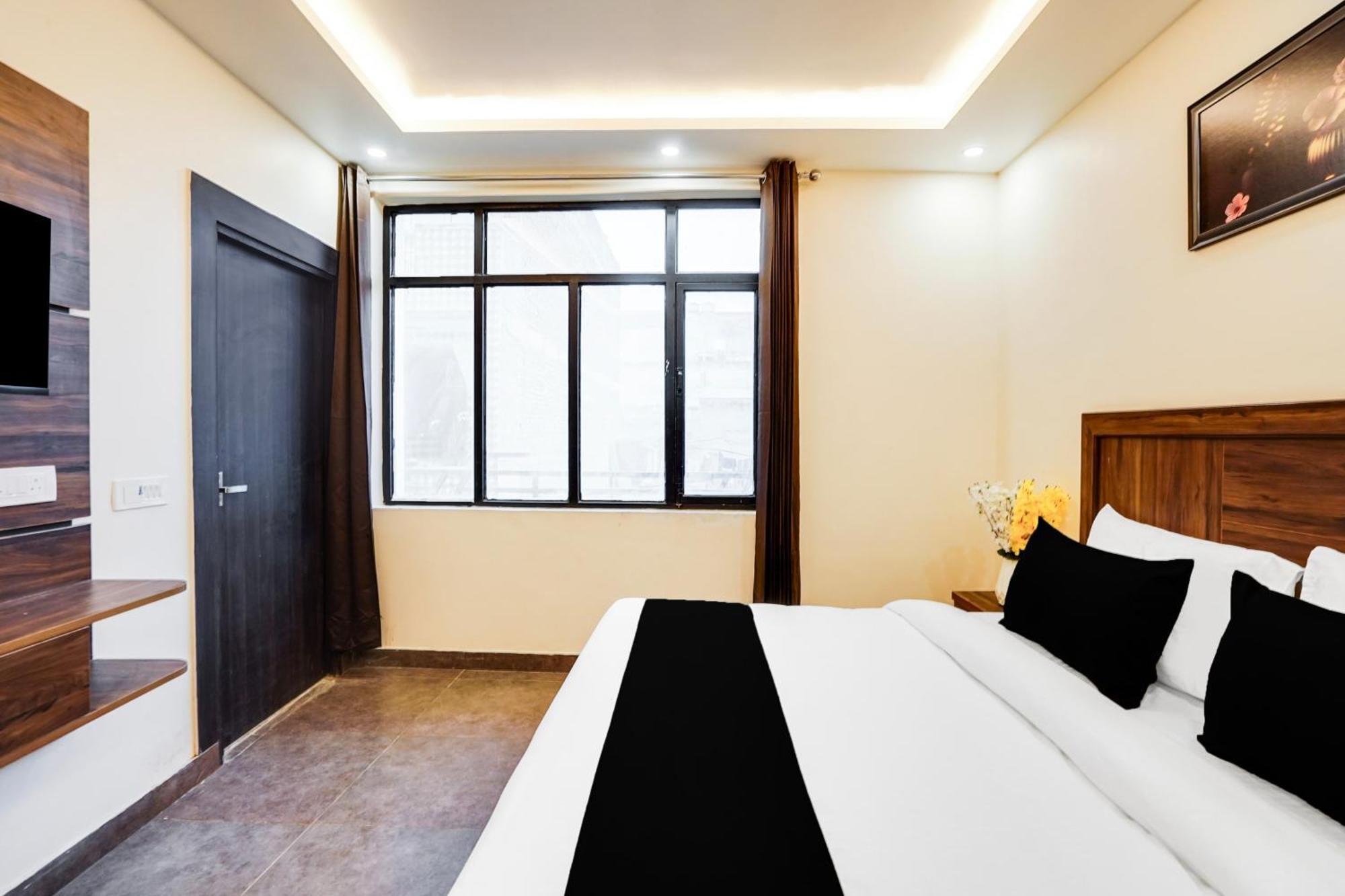 Super Townhouse The Royal Casa Hotel กาเซียบัด ภายนอก รูปภาพ