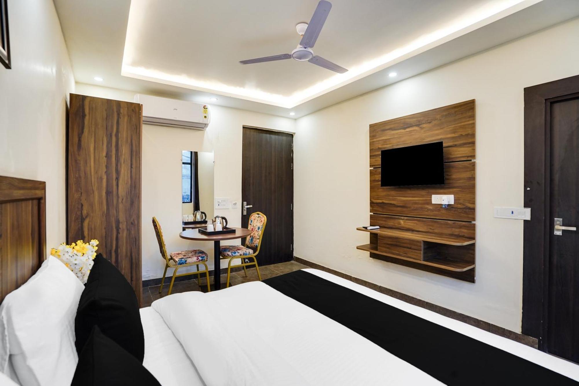 Super Townhouse The Royal Casa Hotel กาเซียบัด ภายนอก รูปภาพ
