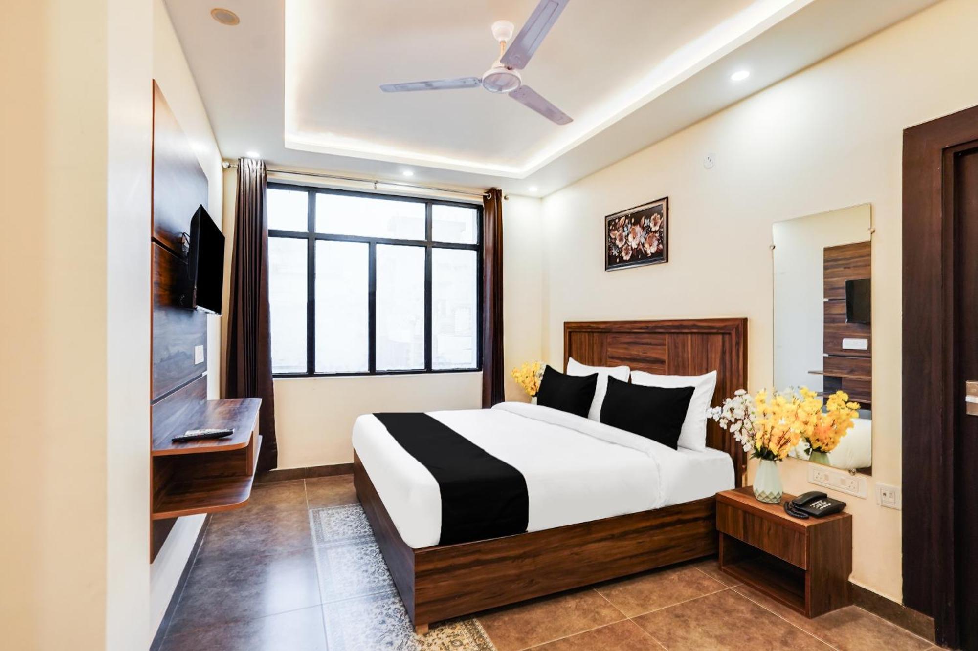 Super Townhouse The Royal Casa Hotel กาเซียบัด ภายนอก รูปภาพ