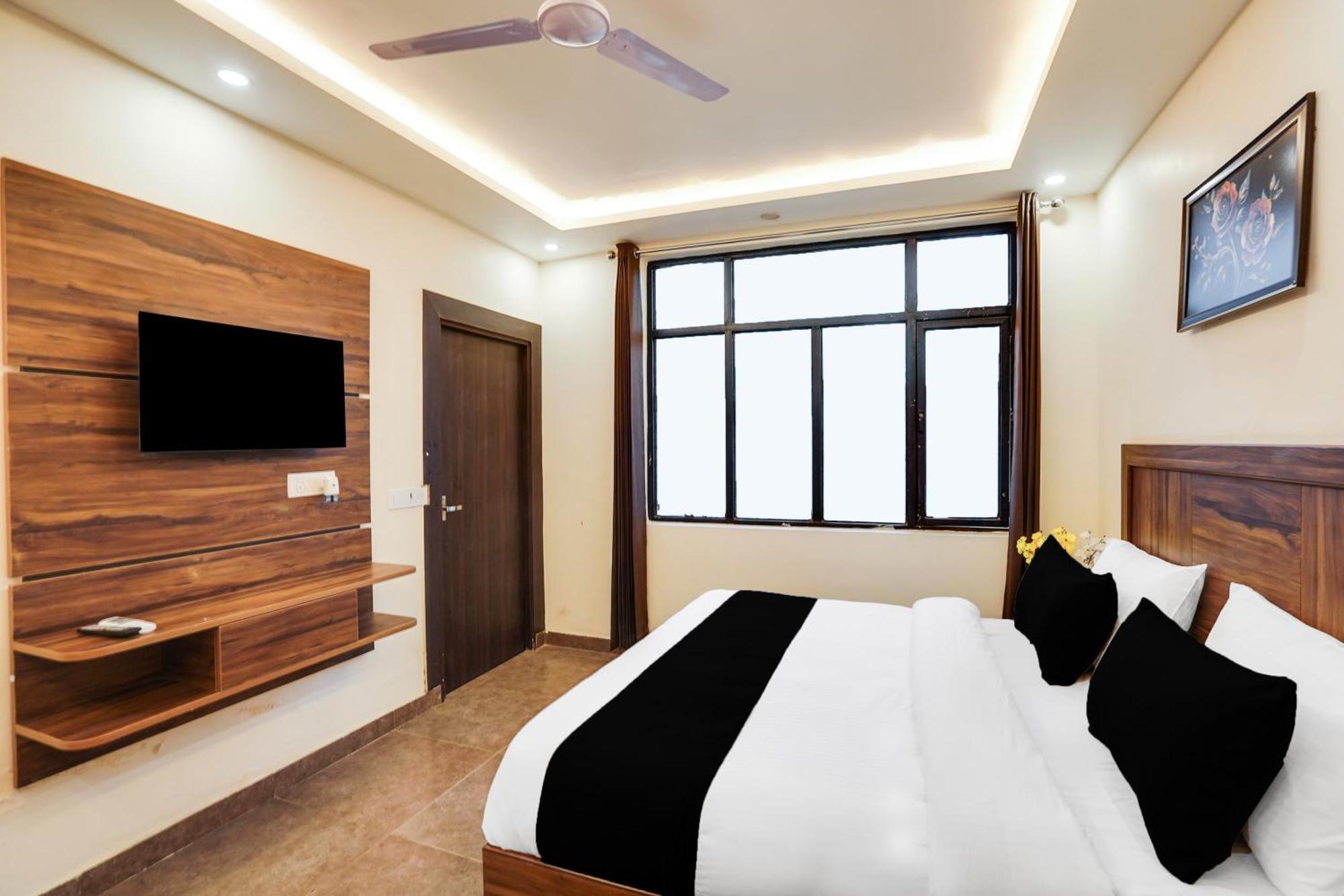 Super Townhouse The Royal Casa Hotel กาเซียบัด ภายนอก รูปภาพ