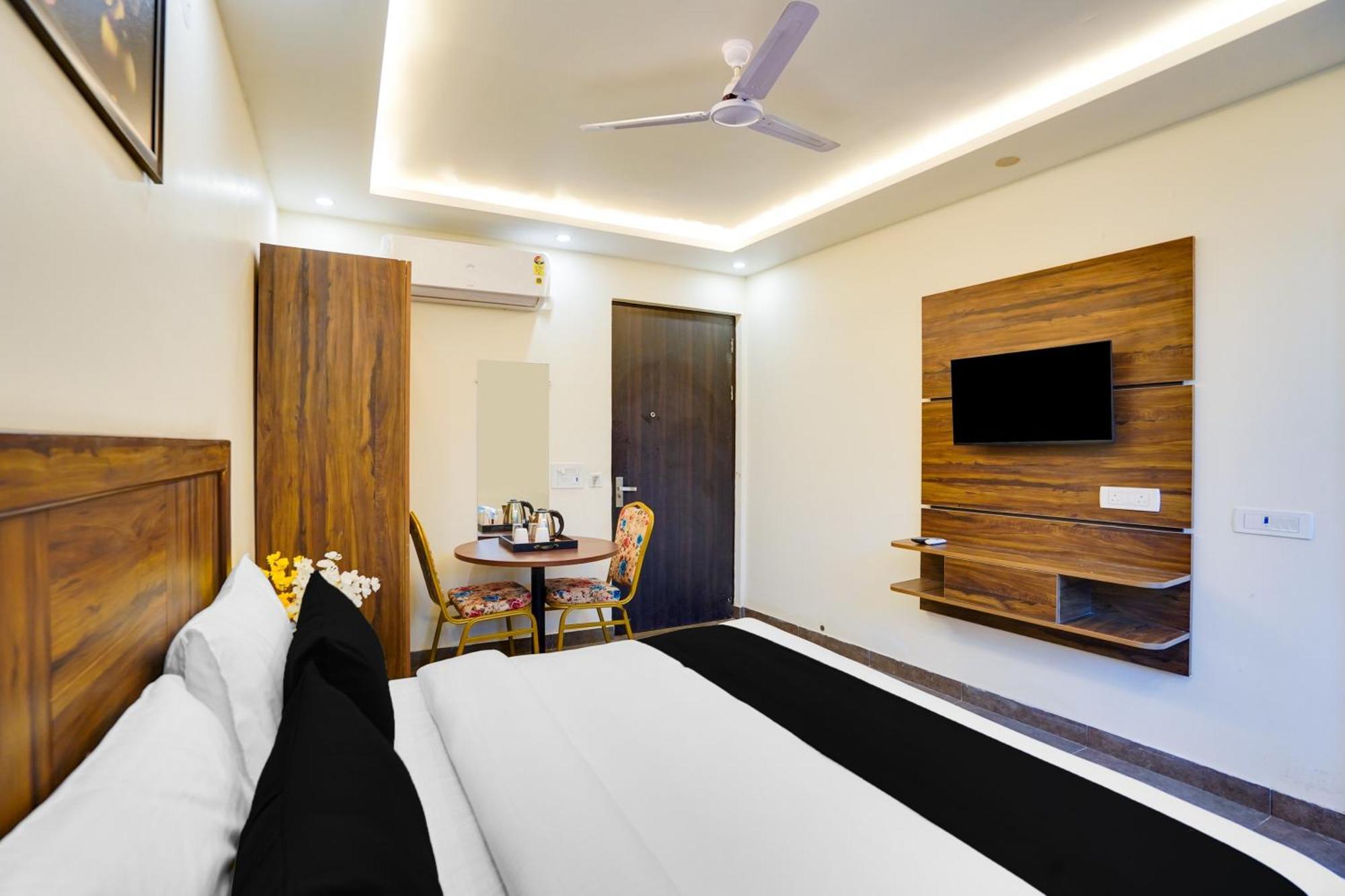 Super Townhouse The Royal Casa Hotel กาเซียบัด ภายนอก รูปภาพ