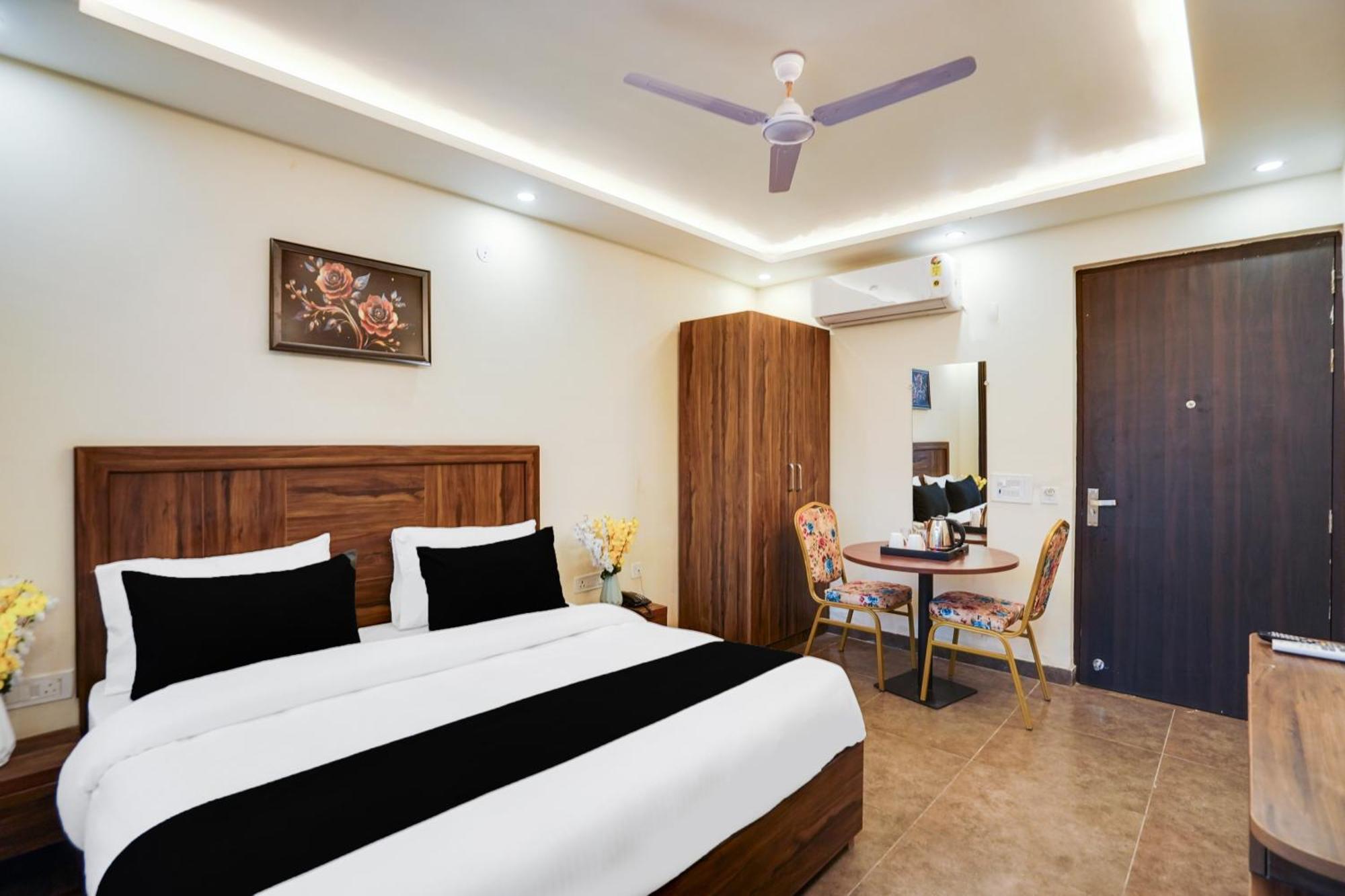 Super Townhouse The Royal Casa Hotel กาเซียบัด ภายนอก รูปภาพ