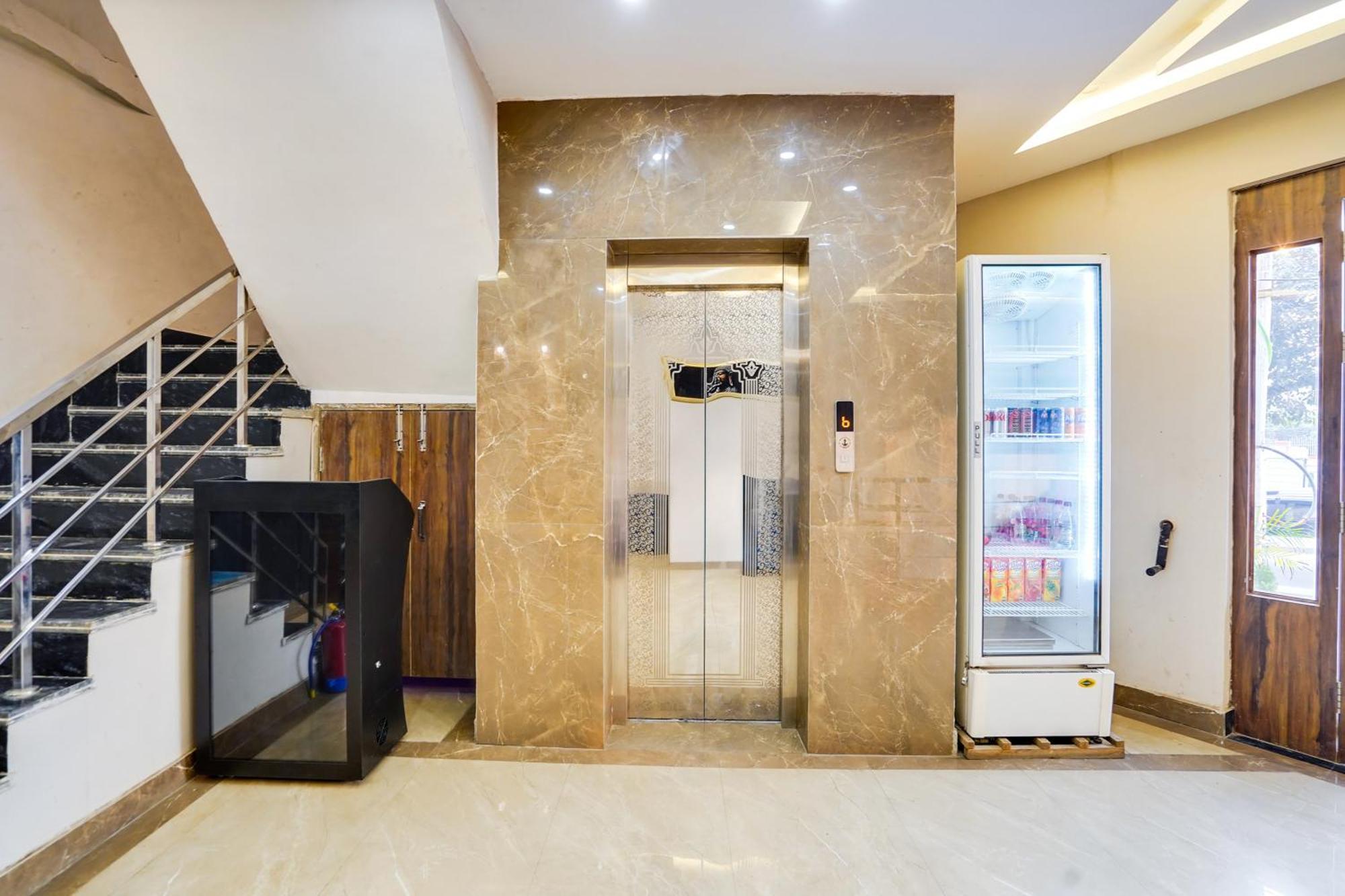 Super Townhouse The Royal Casa Hotel กาเซียบัด ภายนอก รูปภาพ
