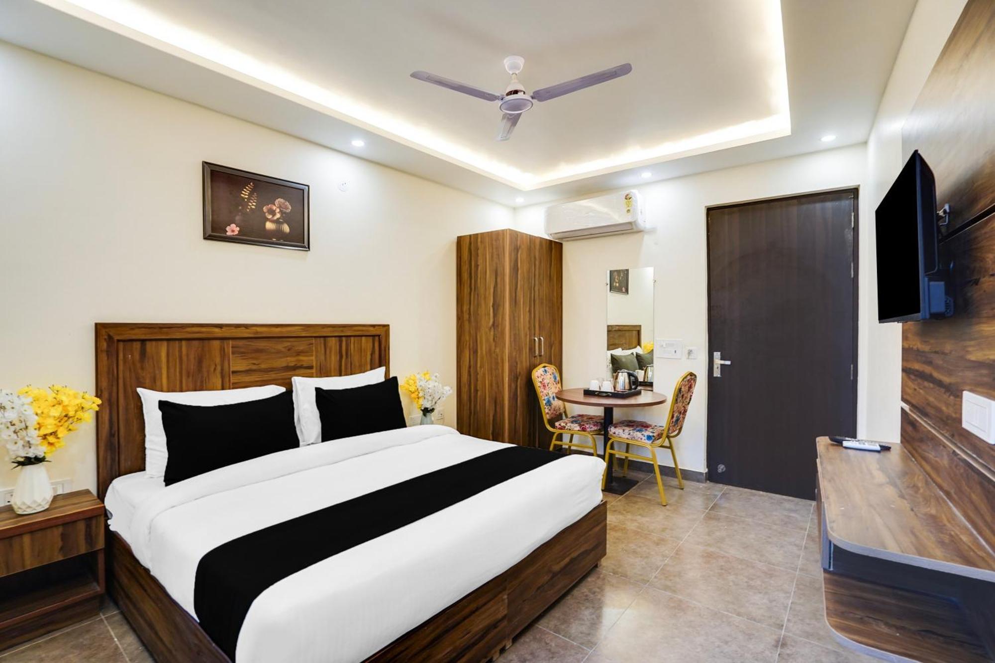 Super Townhouse The Royal Casa Hotel กาเซียบัด ภายนอก รูปภาพ